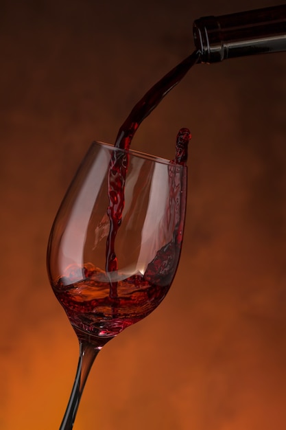 Photo bouteille remplissant un verre de vin rouge