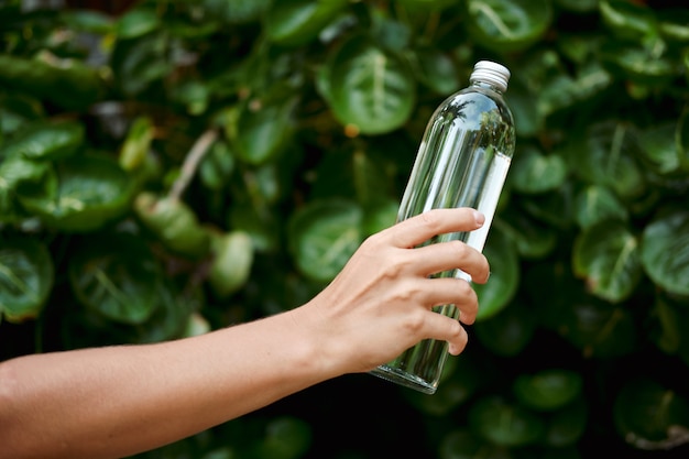 Bouteille Réutilisable En Verre Transparent De L'eau Tenue Dans La Main