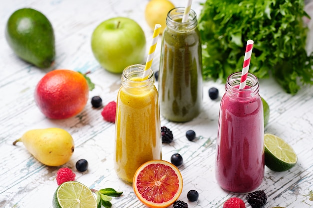 Bouteille saine de fruits et légumes frais Smoothie