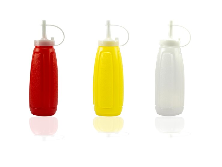 Photo bouteille de sauce sur fond blanc avec chemin de découpage