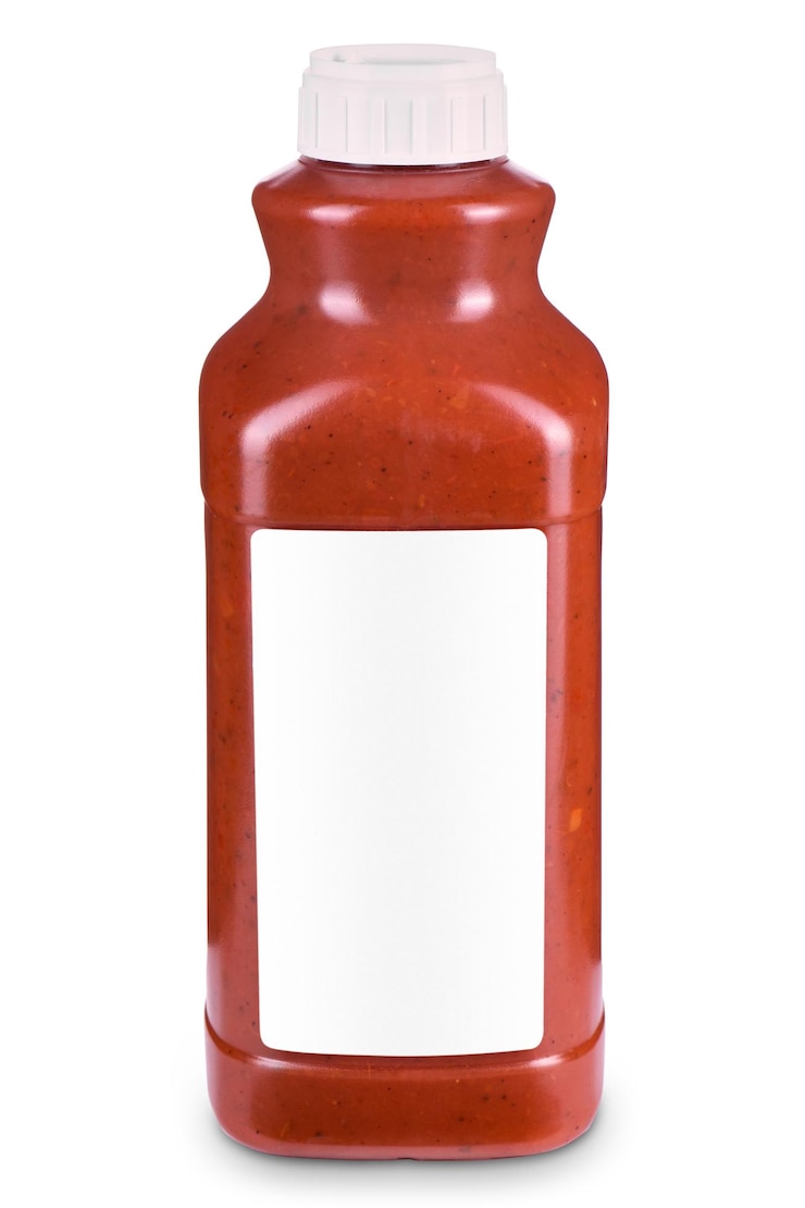 Photo bouteille de sauce rouge avec une étiquette blanche isolée sur un fond blanc mockup pour la conception du produit pizza ketchup salsas taco sauce chaude pizza barbecue sauce de style asiatique
