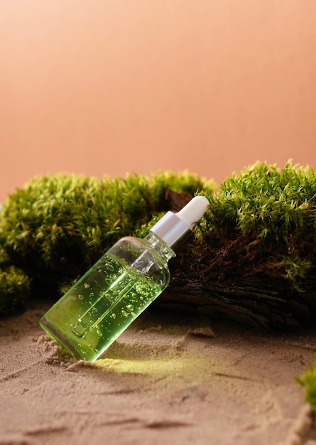 Bouteille de sérum cosmétique sur fond naturel avec des cosmétiques bio de mousse