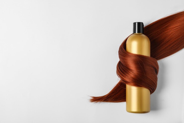 Photo bouteille de shampoing enveloppée dans une mèche de cheveux isolée sur la vue de dessus blanche produits cosmétiques naturels