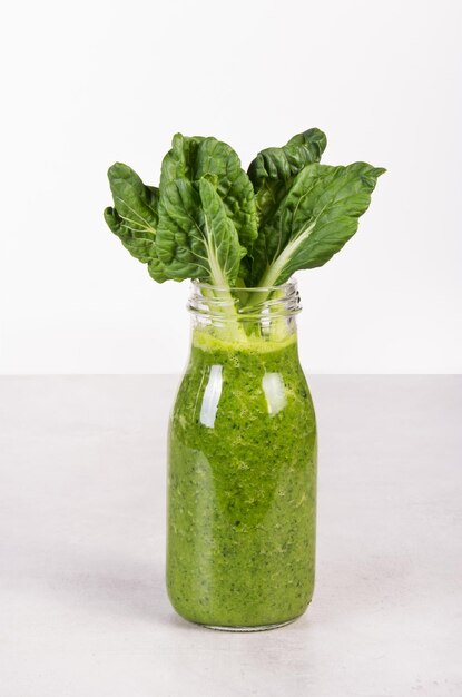 Bouteille de smoothie vert à la chlorophylle