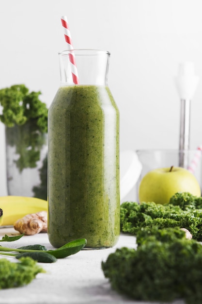 Bouteille de smoothie vert fraîchement préparé, gros plan.