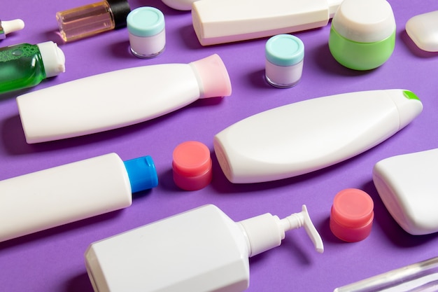 bouteille de soin du corps en plastique composition à plat avec des produits cosmétiques