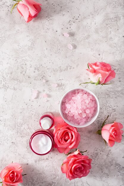 Bouteille de soin pour la peau sérum médical rose fleurs. cosmétique naturel bio