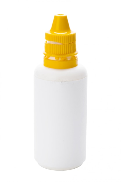 Bouteille avec spray isolé sur blanc