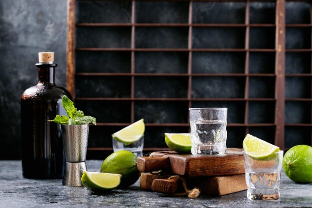 Bouteille de Tequila et verres à limes