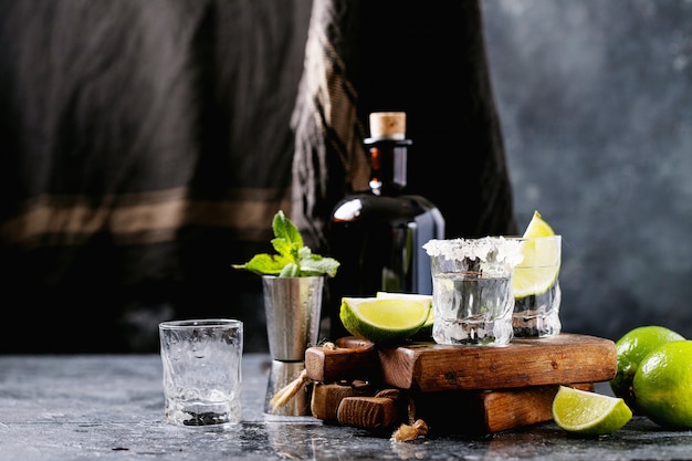 Bouteille de Tequila et verres à limes