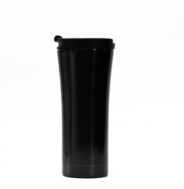 Bouteille thermos noire isolée sur fond blanc