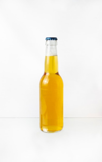 Une bouteille transparente de bière isolée sur blanc