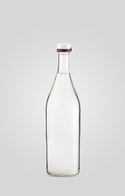 Photo bouteille transparente fermée de boisson sur fond blanc avec ombre