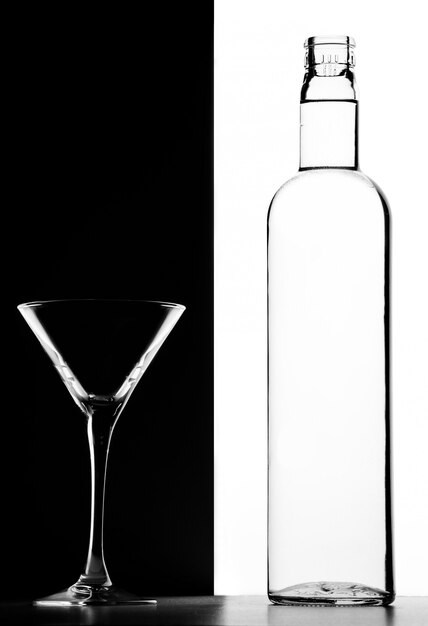 Photo bouteille transparente et verre à martini