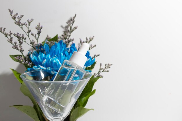 Bouteille de tube de maquette pour le traitement de lotion de crème de compte-gouttes de sérum de marque de produit cosmétique de soin de peau avec la fleur naturelle