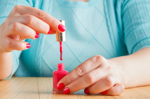 Bouteille de vernis à ongles sur table en bois