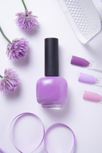 Photo bouteille de vernis à ongles violet sur fond blanc