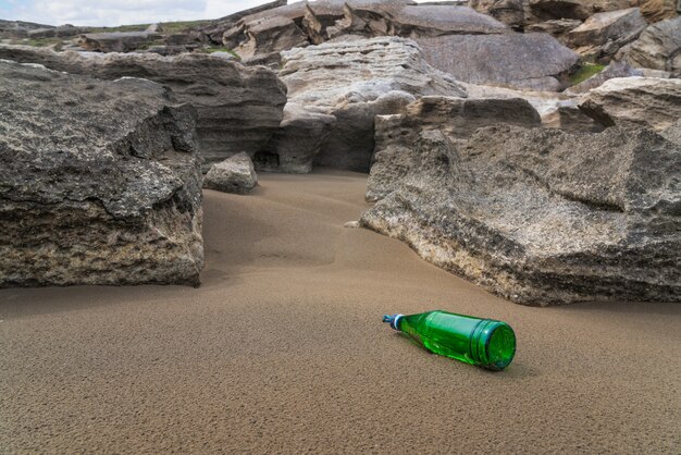 Bouteille en verre abandonnée. pollution environnementale