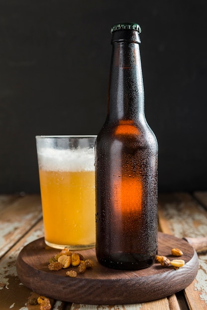 Bouteille en verre de bière avec des noix