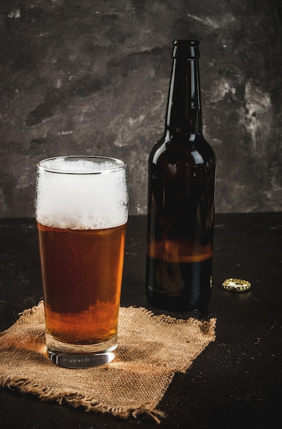 Bouteille et un verre de bière