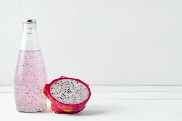 Bouteille En Verre De Boisson Aux Fruits Du Dragon Sur Fond Blanc