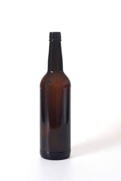 Bouteille en verre brun d'alcool debout sur fond blanc