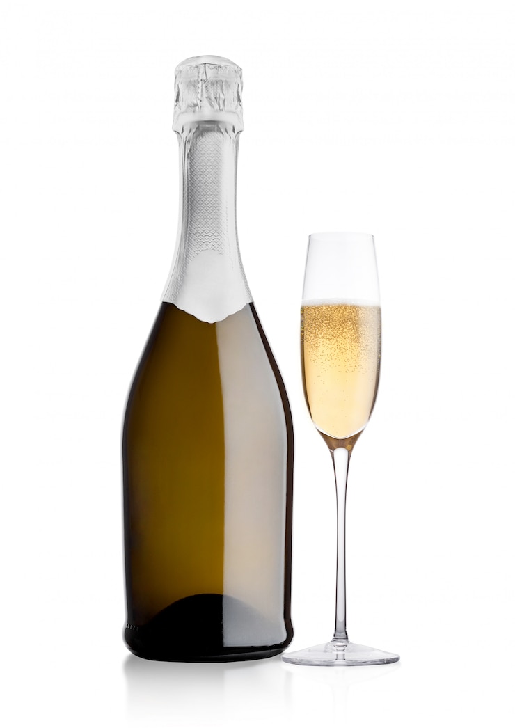 Photo bouteille et verre de champagne jaune sur fond blanc