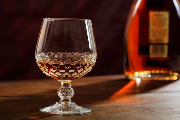 Bouteille et verre de cognac en cristal