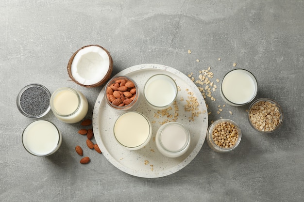 Bouteille et verre de différents types de lait. Vue de dessus