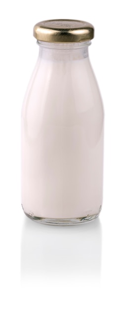 Bouteille en verre avec du lait avec ombre isolé sur fond blanc