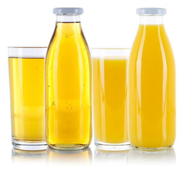 Bouteille en verre frais de jus de pomme et d'orange isolé sur blanc