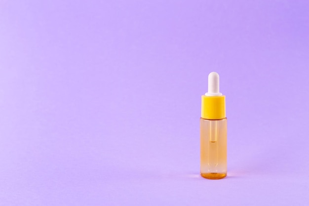 Bouteille en verre jaune avec pipette avec vue de dessus d'huile essentielle Produit cosmétique aromatique pour la peau