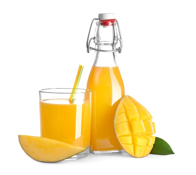 Bouteille et verre de jus de mangue savoureux sur blanc