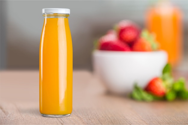 Bouteille en verre de jus d'orange. Isolé