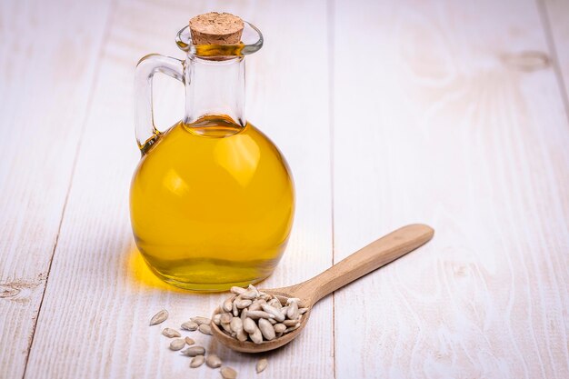 Bouteille en verre avec un liquide huileux jaune Huile végétale de tournesol gros plan