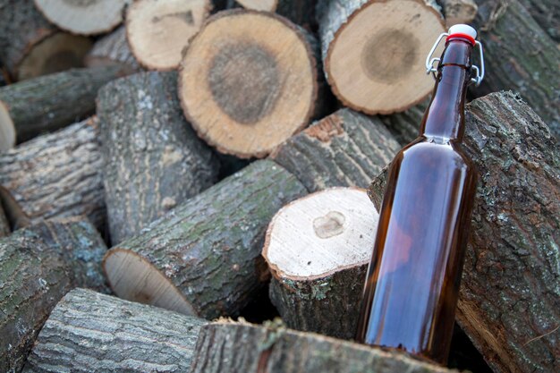 Bouteille en verre sur pile en bois