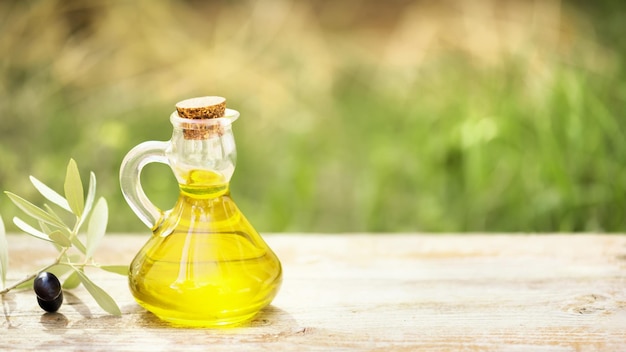 Bouteille de verre pleine d'huile végétale dorée sur une table en bois huile d'olive salade graisses saines