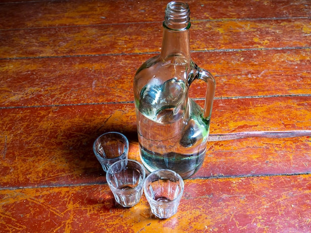 Bouteille en verre pour vodka avec anse et verres