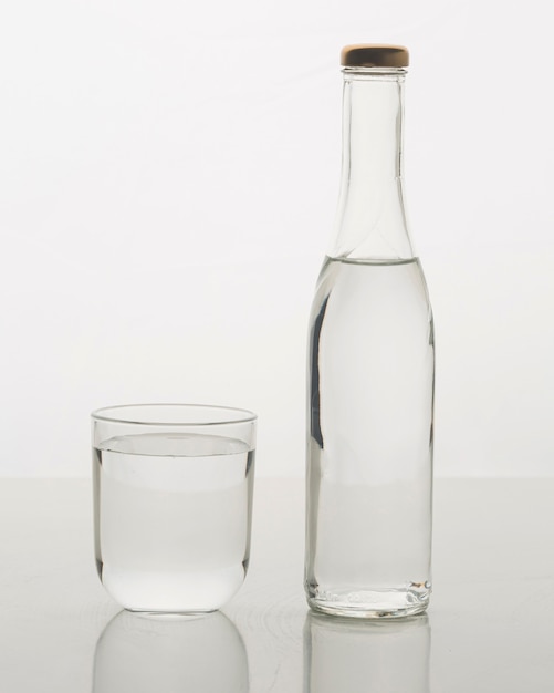 Bouteille en verre remplie d'eau