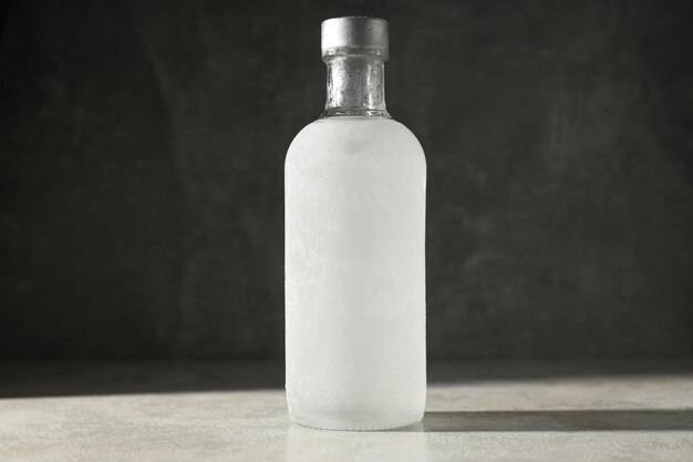 Photo bouteille en verre sur table blanche sur fond gris