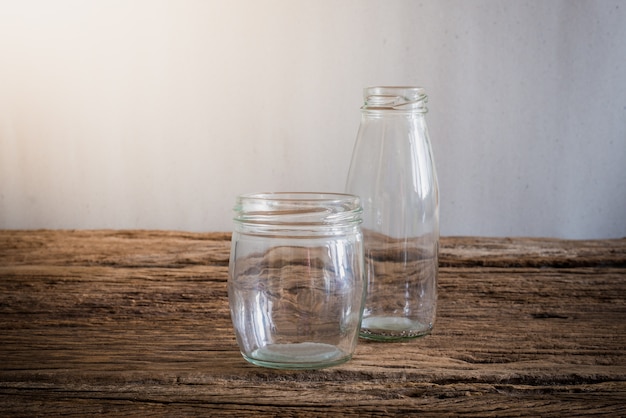 Bouteille en verre sur une table en bois