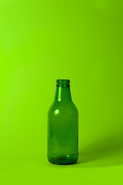 Bouteille en verre vert foncé sur vert