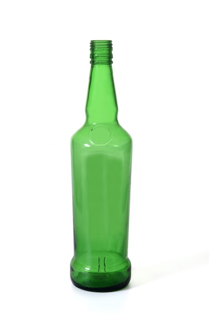 Photo bouteille en verre vert de whisky debout sur fond blanc