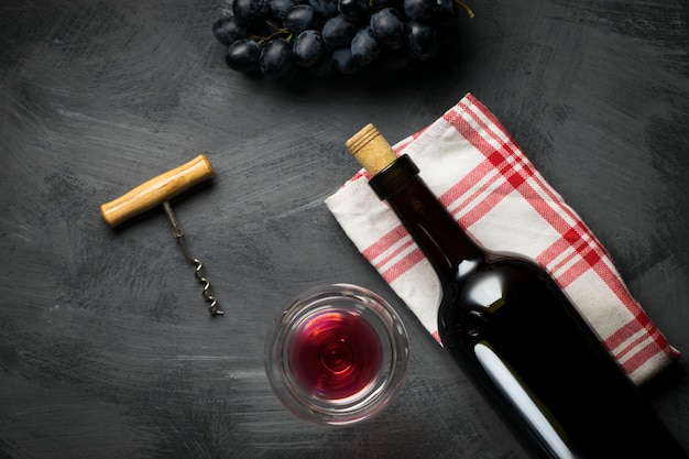 Bouteille en verre de vin avec bouchons sur fond de table en bois