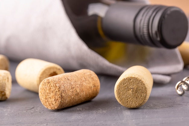 Bouteille en verre de vin avec des bouchons