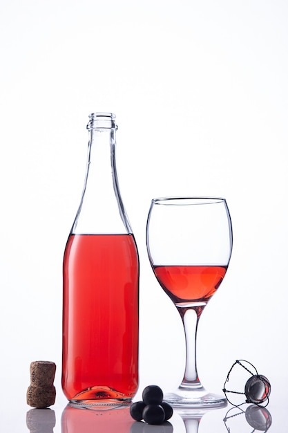 Bouteille et verre de vin Lambrusco sur fond blanc.