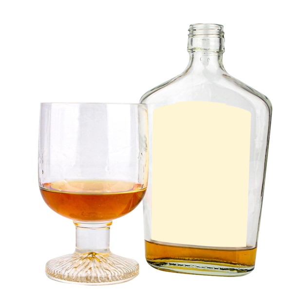 Photo bouteille de verre à vin de liqueur isolée sur fond blanc