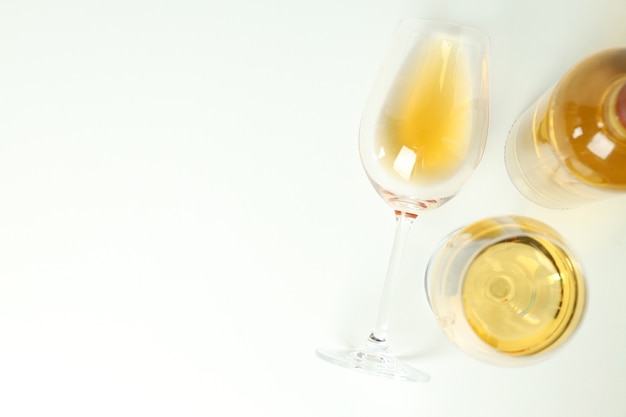 Bouteille et verres de vin sur fond blanc