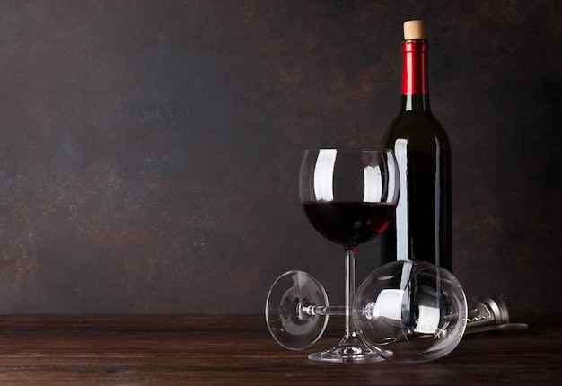 Bouteille et verres de vin rouge