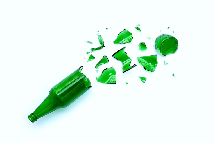 Photo bouteille verte cassée sur blanc